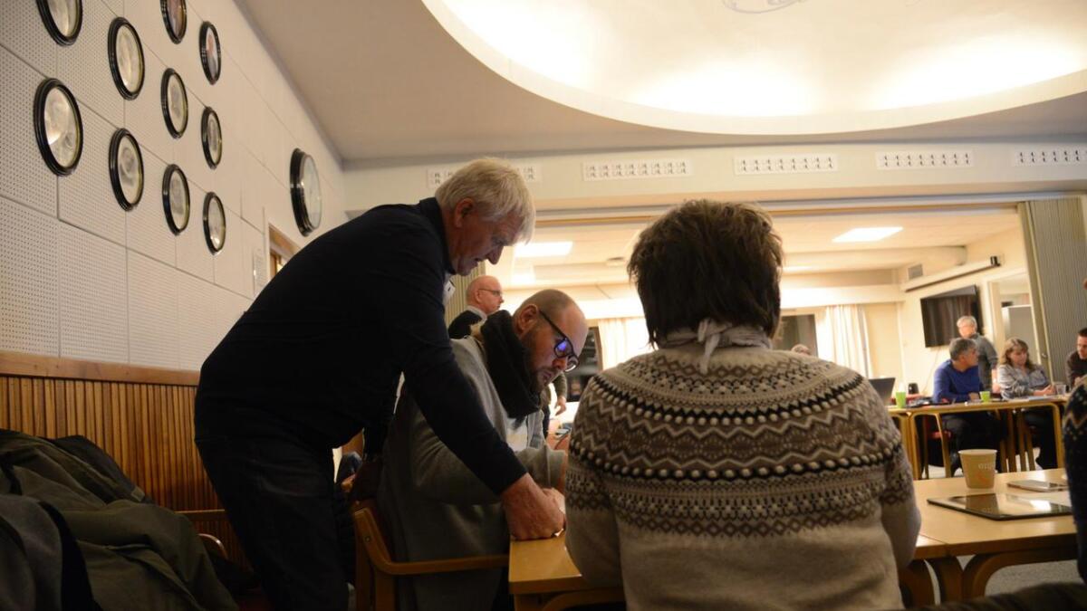Senterpartiets Kjell Ålien (t.v.) gav skulane i Nes ros. Eit samla kommunestyret støtta rosen.