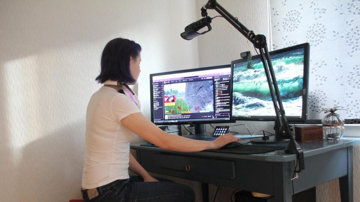 Anna Kollhus (32) har måtte investert i ein gaming-PC og diverse utstyr som mikrofon og kamera. Øvst på lista no står ein god kontorstol.