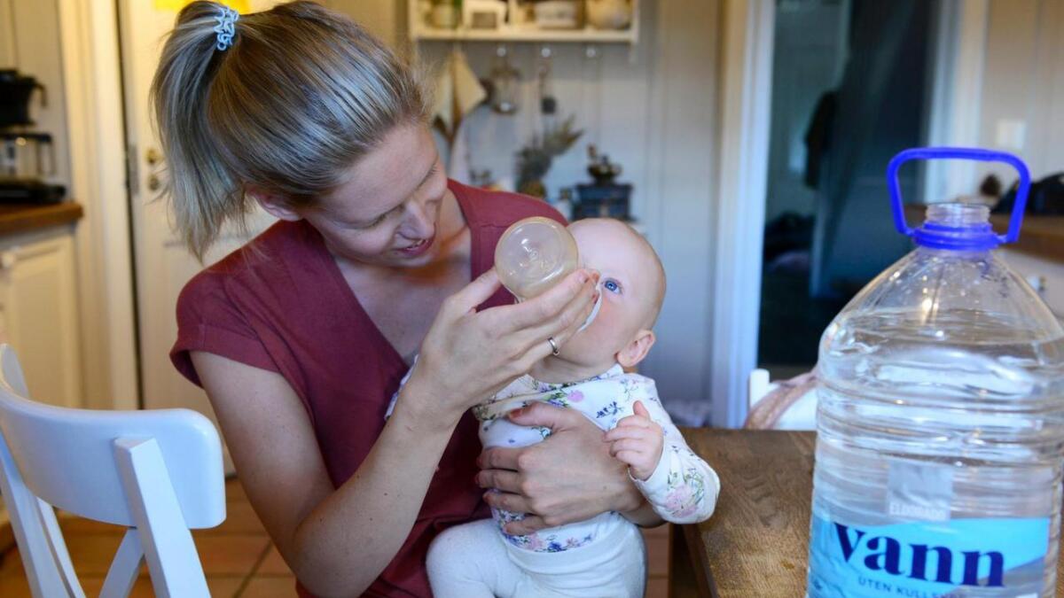 Kristine Lund med veslejenta på 10 månader. Ein småbarnsfamilie bruker mykje vatn.