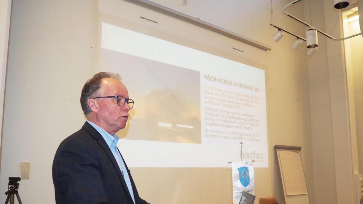 I februar presenterte Øyvind Halleraker planane for kommunestyret i Tysnes. I Os møtte han med ordførar og rådmann åleine.