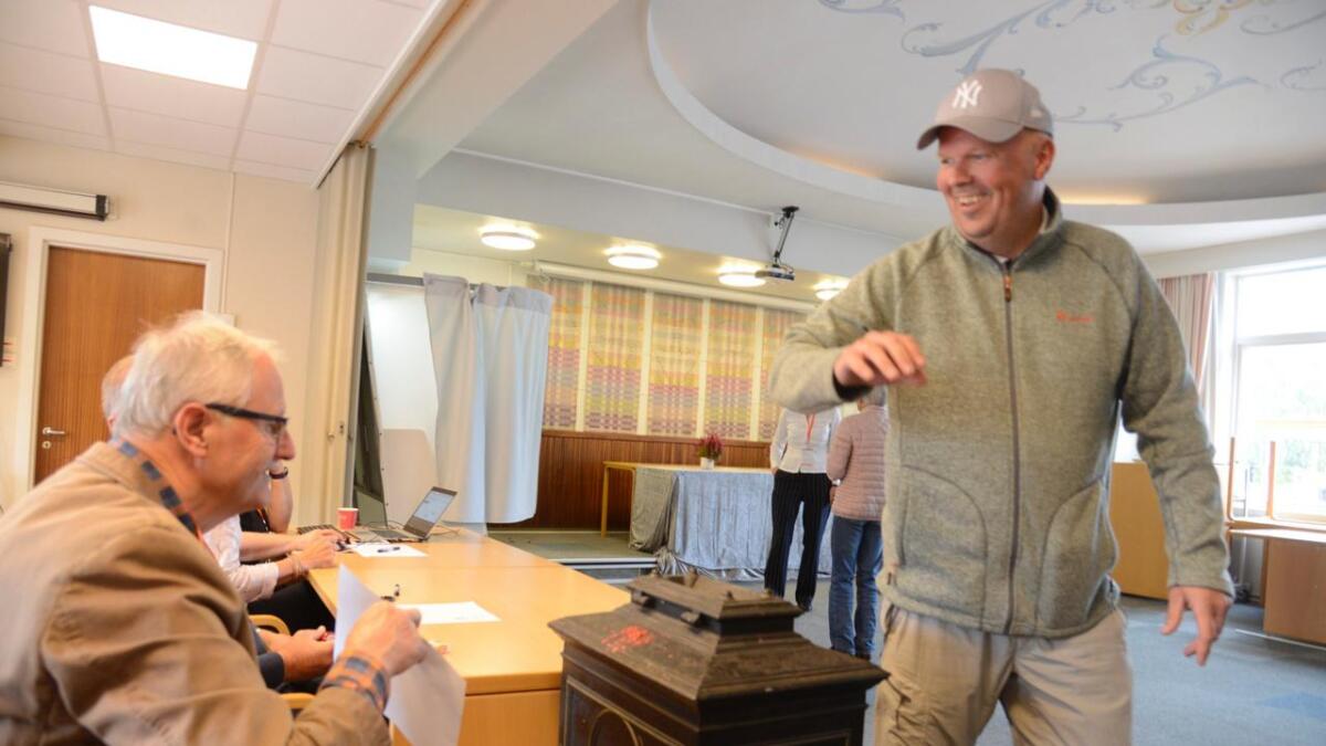 Bjørn Vissebråten la stemmesetlane i urna med eit smil. Torstein Hanserud såg til at alt gjekk rett for seg.