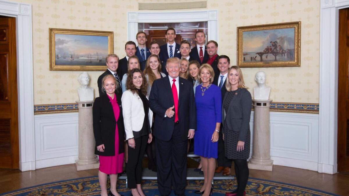Guro Jordheim (nr. 2 frå venstre, andre rekkje) og resten av Utah Skiing team møtte president Donald Trump i Det kvite hus.
