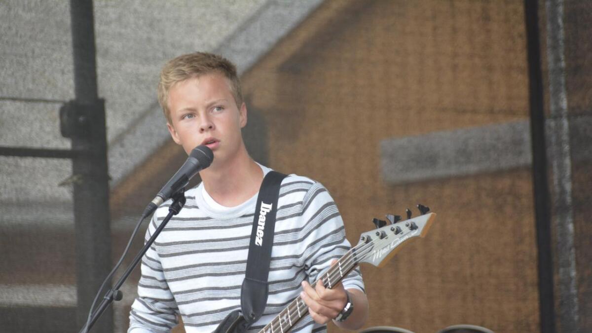 Sindre Groven song og spela gitar då kulturskulen i Kviteseid hadde sommarkonsert på brygga i under Victoriafestivalen.?