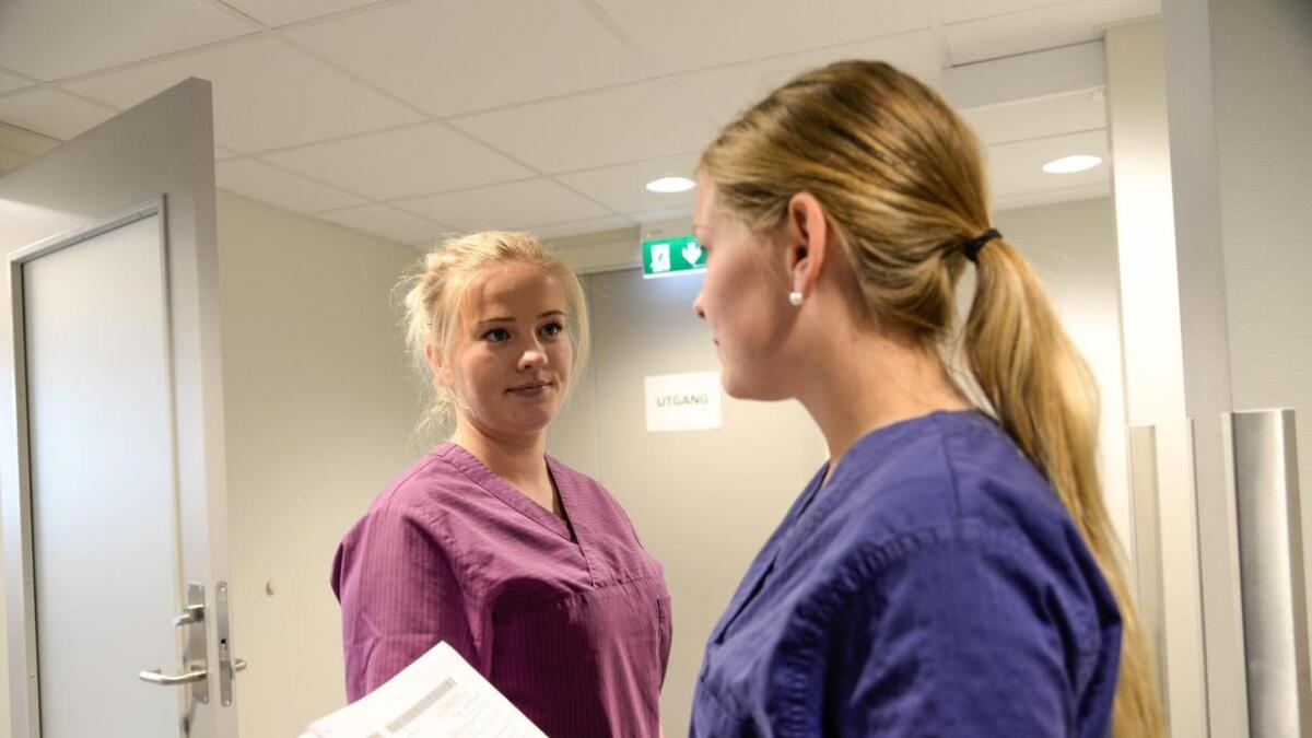 Christina Brusletto (f.v.) og Beathe Markussen jobbar begge i helsesektoren i Ål kommune. Det vil bli behov for både sjukepleiarar og vernepleiarar i åra som kjem.