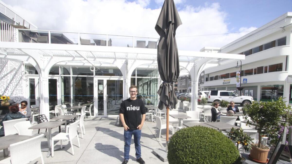 Ørjan Angermund gjekk nyleg inn i full stilling hos Havnechefen. 22-åringen er glad for at restauranten satsar ungt og nyskapande.