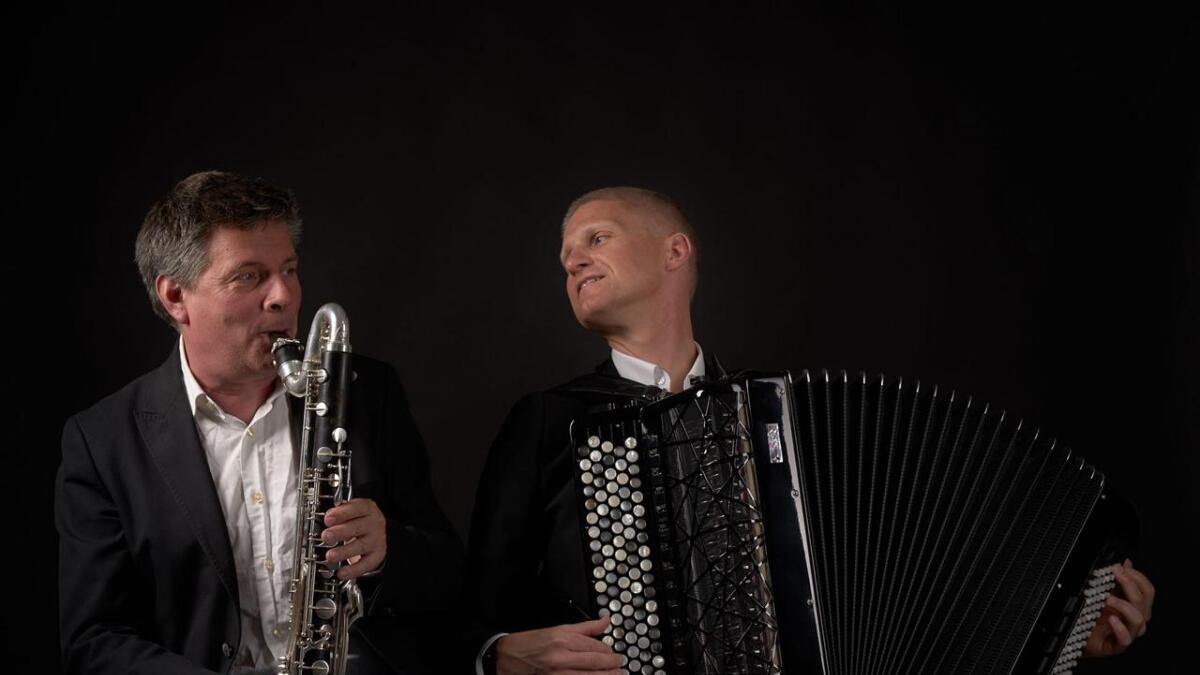 Klarinettist Cart Petter Opsahl og trekkspelar Jo Asgeir Lie held konsert i Hol gamle kyrkje. Duoen er aktuelle med albumet #23.