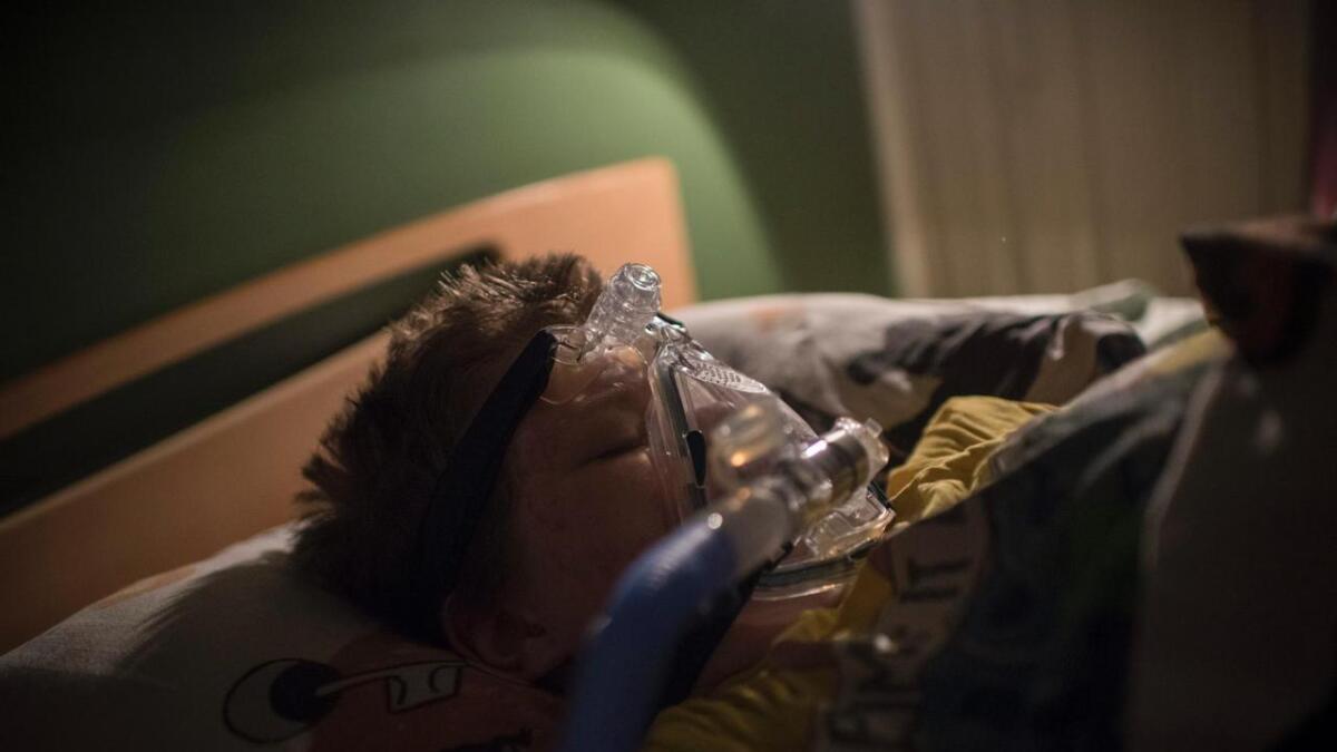 Torleif Sorteberglien (13) er heilt avhengig av respirator for å kunne puste skikkeleg om natta. Musklane i brystet er svake.