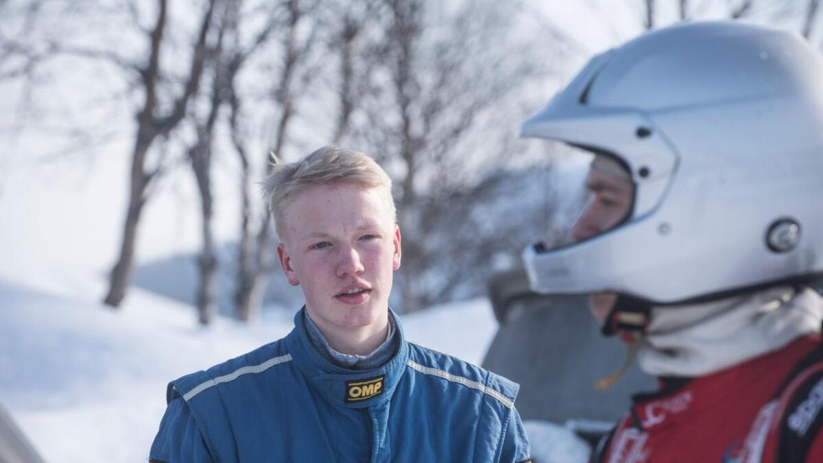 Laurdag køyrde Lars Løstegård frå Gol inn til fyrsteplass i juniorklassa i Landskamp.no sitt bilcrossløp på Momarken.