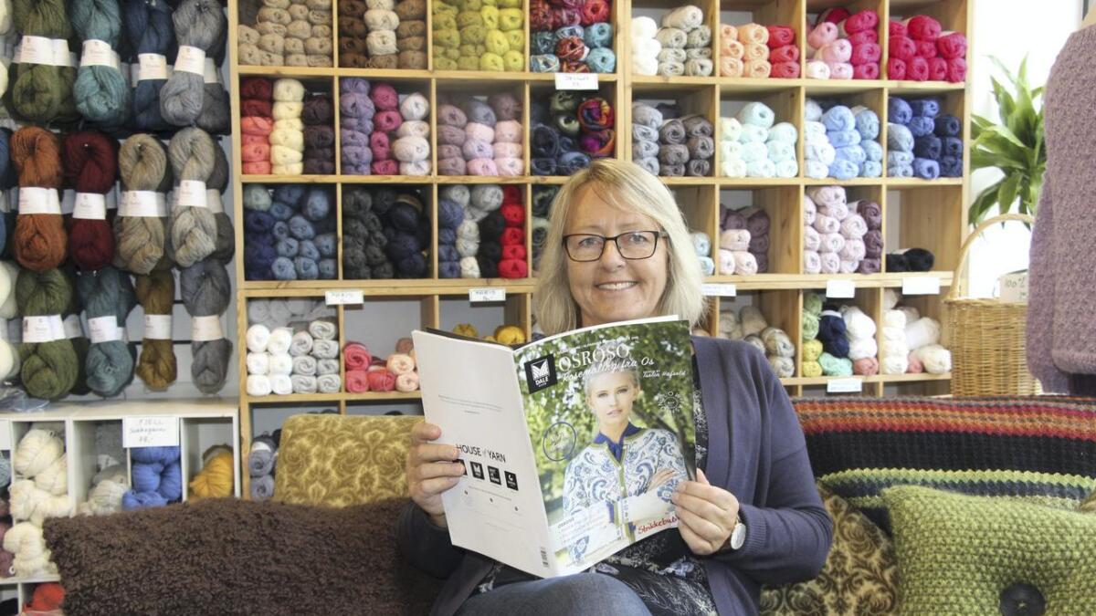 Ingrid Sværen hos Strikkebutikken på Øyro merkar stor pågang etter rosemålings-strikket.
