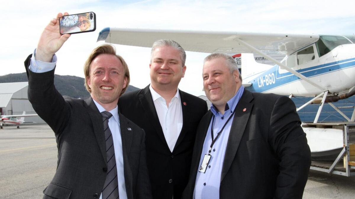 «Flyplassdødarene» tar selfie på Notodden flyplass, statssekretær John-Ragnar Aarseth og Tom Cato Karlsen. Bård Hoksrud har gått av som statssekretær. x