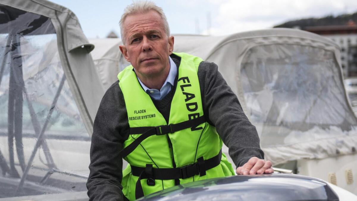 Arne Voll i Gjensidige oppfordrar båteigarar til å sikra motorane sine skikkeleg. Ny trend er at tjuvane stel undervasshuset.