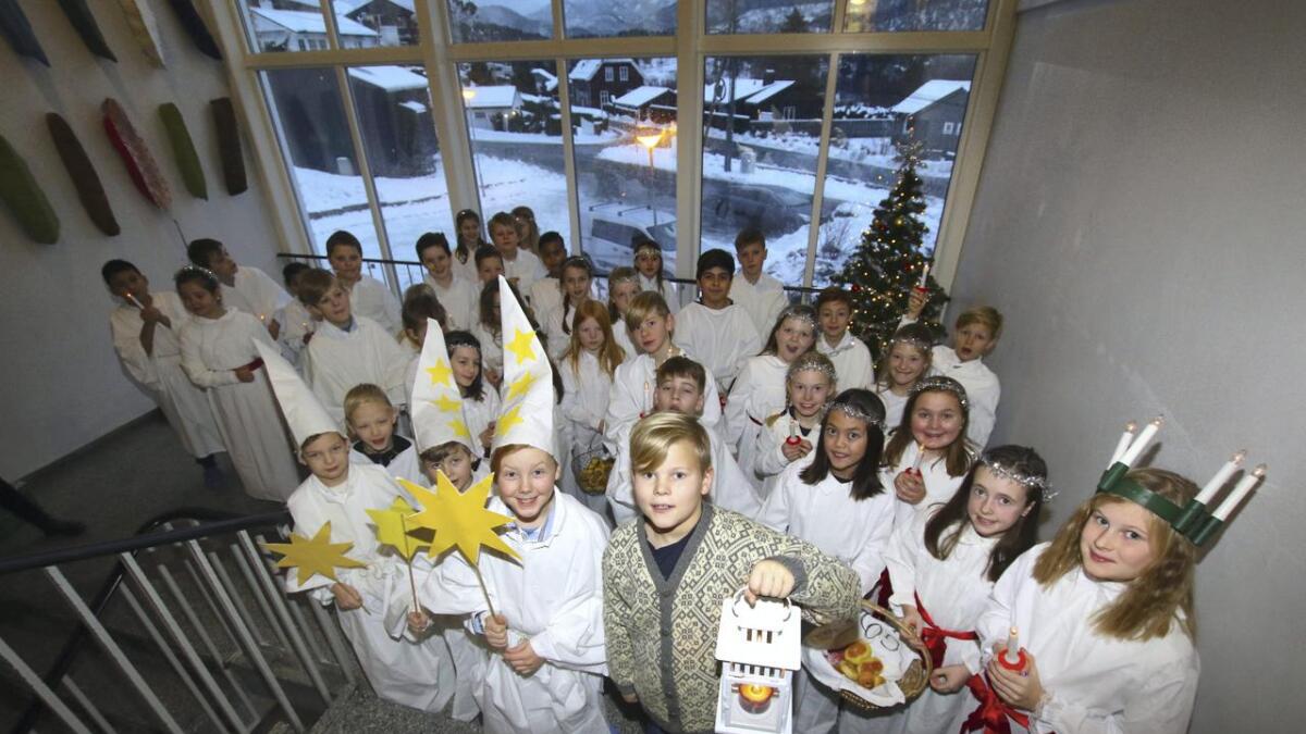 Heile 42 elevar deltok i det tradisjonsrike Santa Lucia-toget på Søfteland skule onsdag.