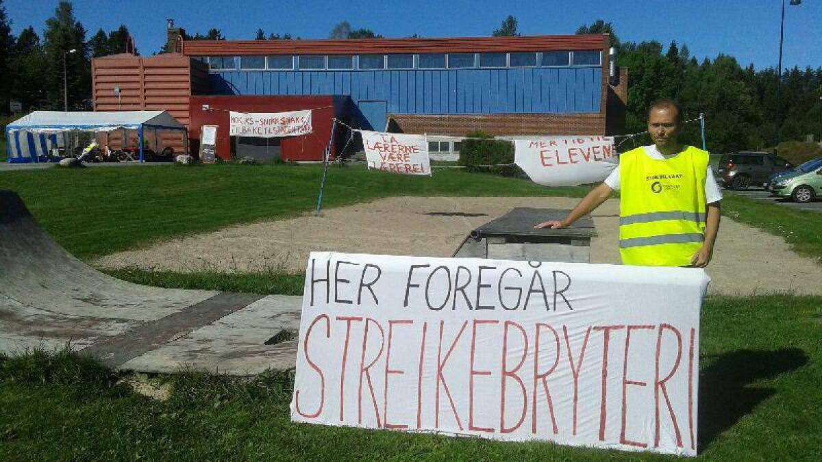 Klubben til Utdanningsforbundet ved Asdal skole har satt opp plakater utafor skolen. På bildet klubbleder Vidar Svensson som overlater til streikeledelsen å uttale seg om bakgrunnen.