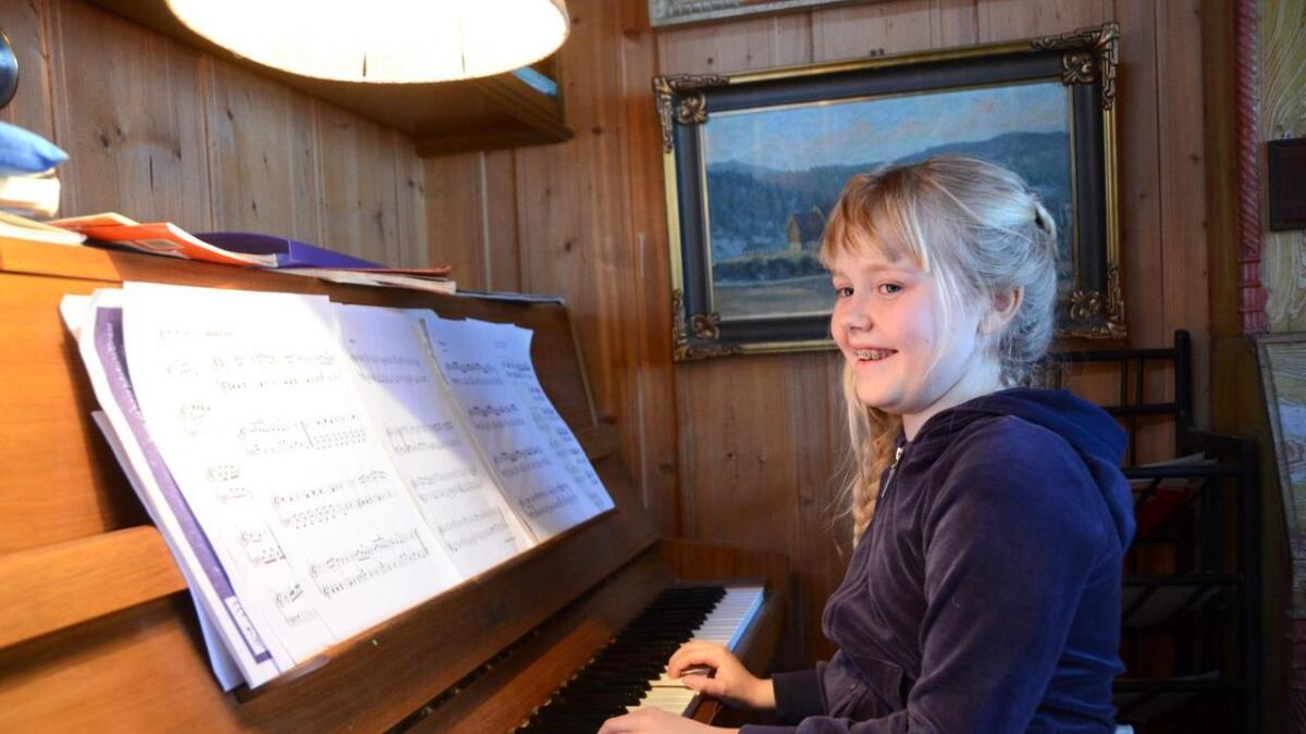 Hanne Karoline Skrede (9) frå Hemsedal var ein av dei yngste deltakarane i finalen i Ungdommens musikkmeisterskap i helga.
