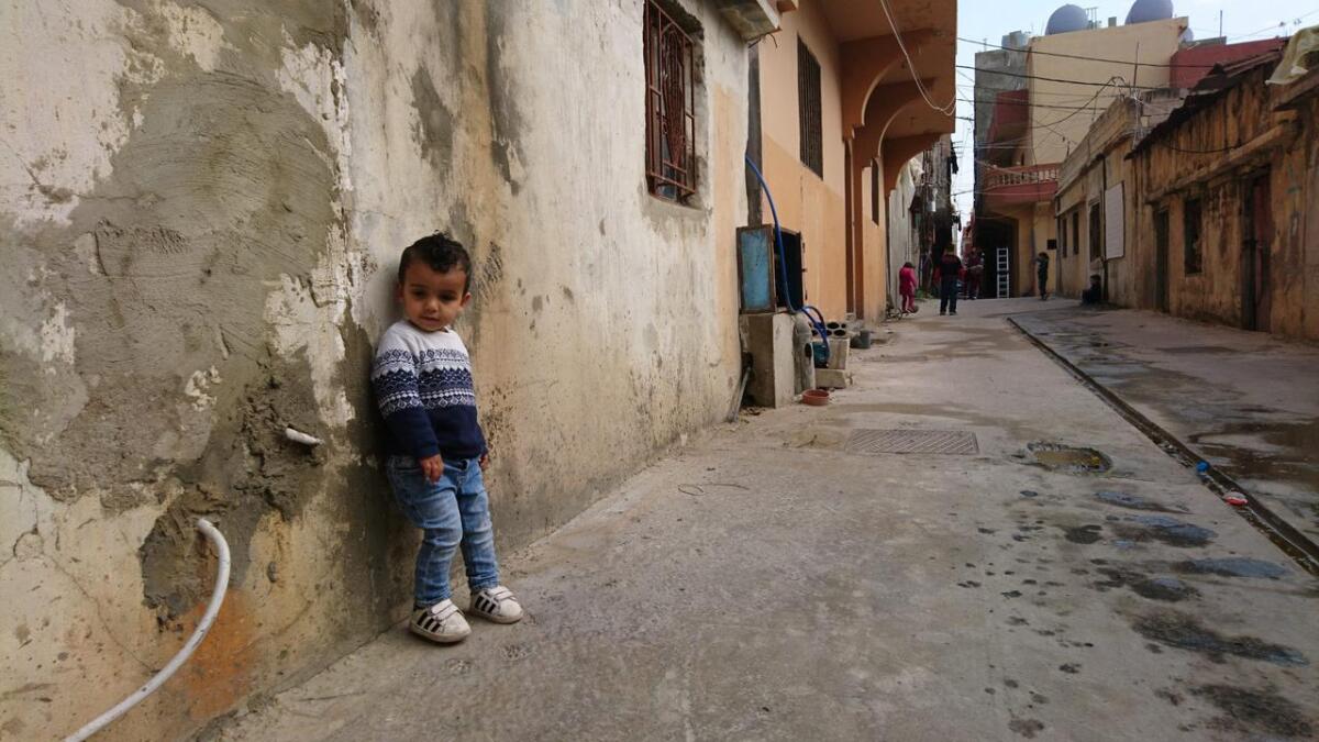Adam (2 år) kjenner berre til livet som flyktning i Rashedieh. Han er fjerdegenerasjons palestinsk flyktning i Libanon. Mora drøymer om at sønene ein gong skal få leve som frie menneske, i landet oldeforeldra ein gong måtte flykte frå.