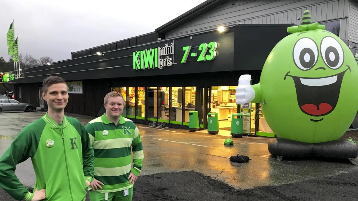 Ole Tarjei Sørås og Espen Rotnes er stolte over å få styra den største Kiwi-butikken i Os.