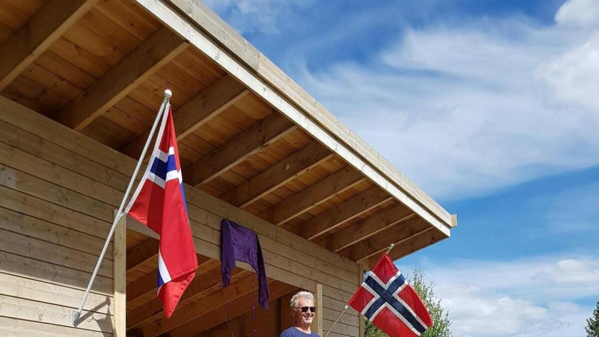 Olav Næss opna gapahuken til minne om far sin i fjor. No inviterer han til ei kulturell oppleving ved Holmevatn.