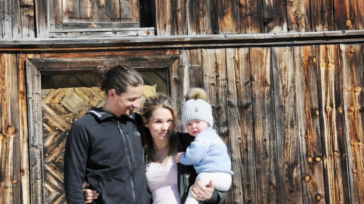 Tarjei Helle og sambuaren Heidi Sandok med Tale (1 år) er i ferd med å flytte til Gjelhus i Nesland.