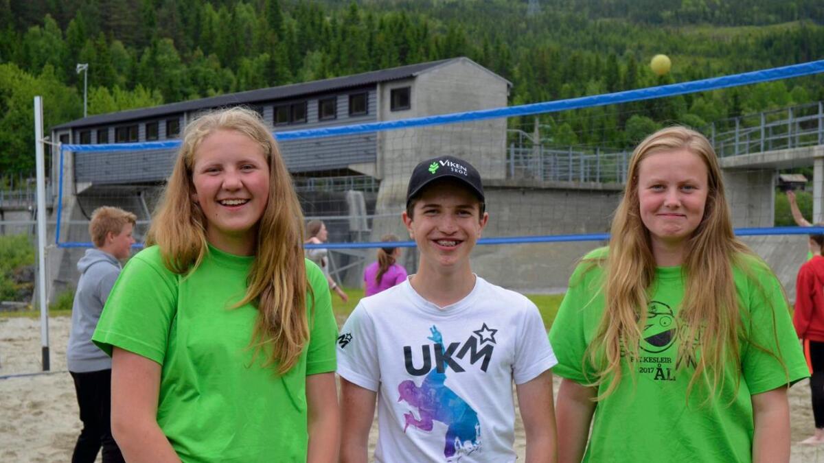 Ingrid Synnøve Hagen Engen, Stener Kravik og Elin Mikkelsplass på leirens godt brukte volleyballbane.