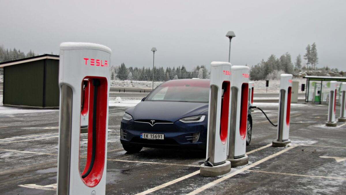 Tesla har no opna sin 31. superladestasjon i Norge, på Vinstra. Biletet er frå den aller største, som ligg på Nebbenes.