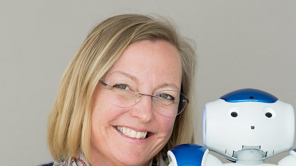 Hege Eiklid har laga roboten «Berntsen» som skal hjelpe eldre med å halde seg aktive.