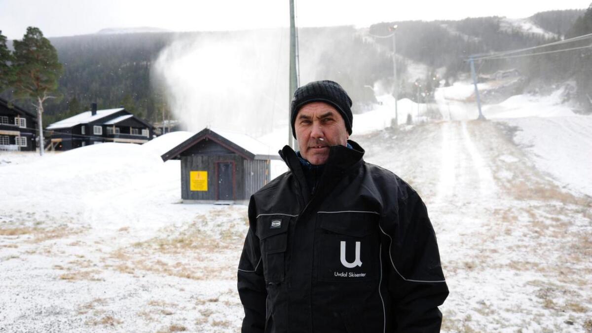 Dagleg leiar og driftssjef Stein Rudi har starta snøkanonane i Uvdal Skisenter og håpar på ein ny sesong med rekordtrafikk og overskot.