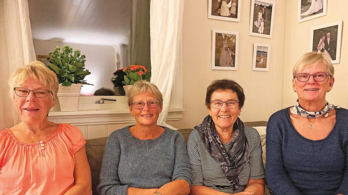 Fire ivrige misjonskvinner som fortener ros for iherdig innsats for Haustmessa i Otrahallen. Nokre av dei har vore med på å førebu haustmesser i heile 47 år! Frå venstre Jorunn Jokelid, Magnhild Kjetså, Ingveig Strømstad og Gunn Kjetså.