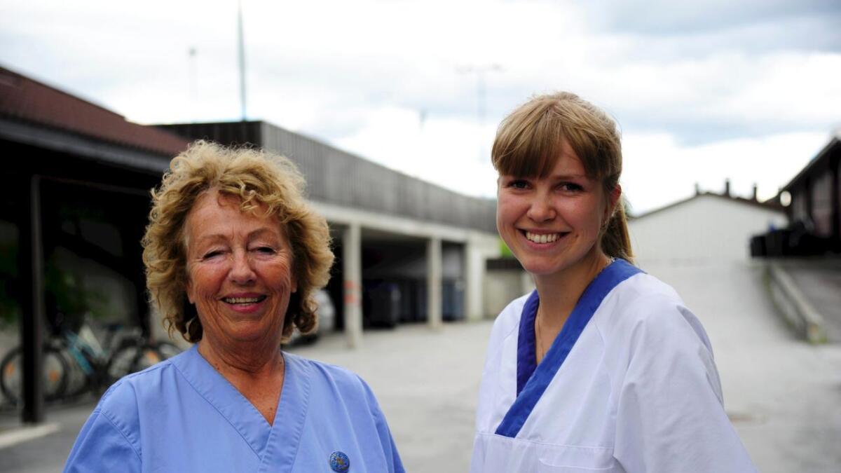 Liv Hen­rik­sen (78) går av med pen­sjon. Ragn­hild Fug­le­steg Luksengard (20) skal star­te på sjukepleiarutdanning.