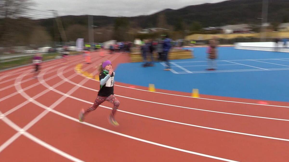 Linnea Sælen var lynrask på 200 meteren. 10-åringen sprang inn til klar siger i sin årsklasse.