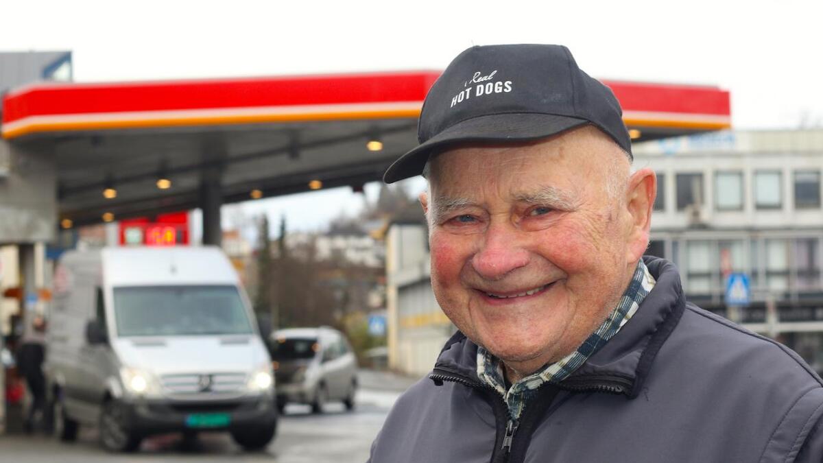 Stasjonsmeister Henrik Eidsvik har jobba i 60 år på bensinstasjonen ved den gamle brannstasjonen.