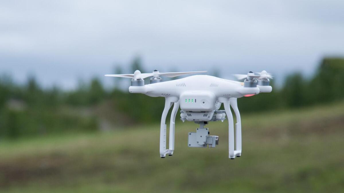 Mange vil fly drone, men snart blir krava strengare.