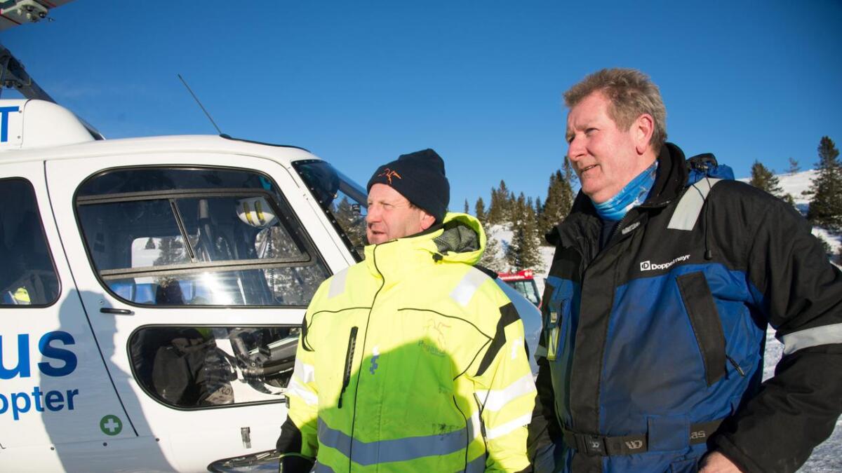 Nils Helge Silbodal (t.v.) frå Geilo er helikopterpilot i Pegasus, og Gunvald Tveito frå Gol er mastemontør i Doppelmayr. Torsdag jobba dei saman om å montere ny skiheis på Storefjell.