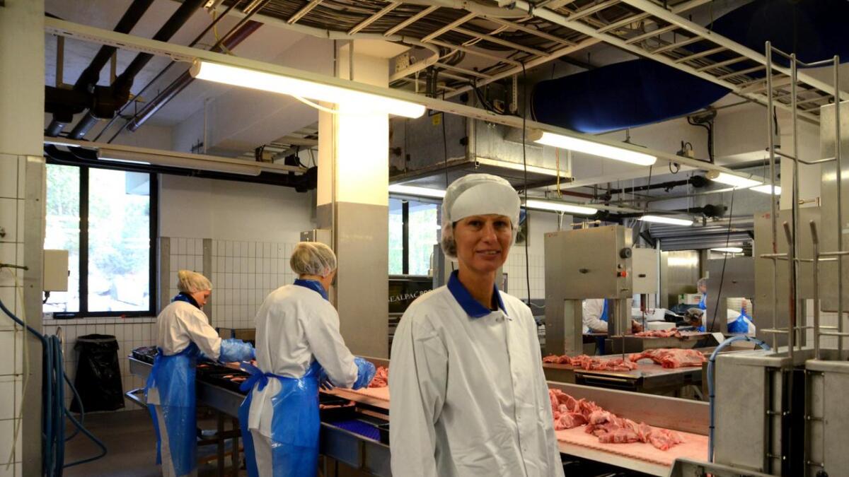 Fabrikksjef Ingrid Hillestad Medhus ved Nortura si avdeling på Gol fryktar ingen nedtrapping som følgje av overproduksjonen av lammekjøt.
