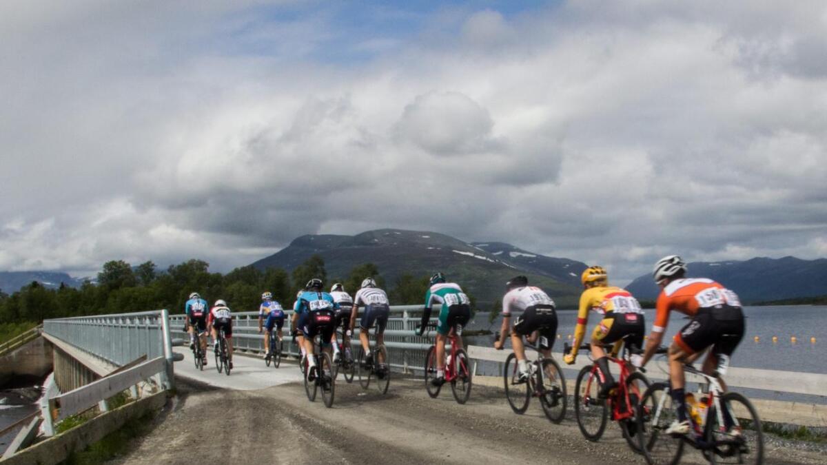 Syklistane kryssa dammen mellom Storfjorden og Veslevatnet rett ved fylkesgrensa.