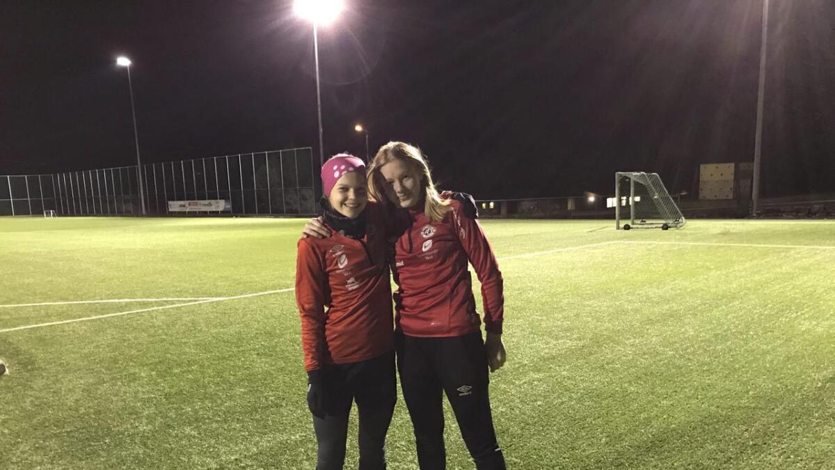 Fusingane Mira Hannisdal Nilsen (13) og Ine-Malene Næss (14) er tatt ut til Hordalands kretslag i sine årsklassar.