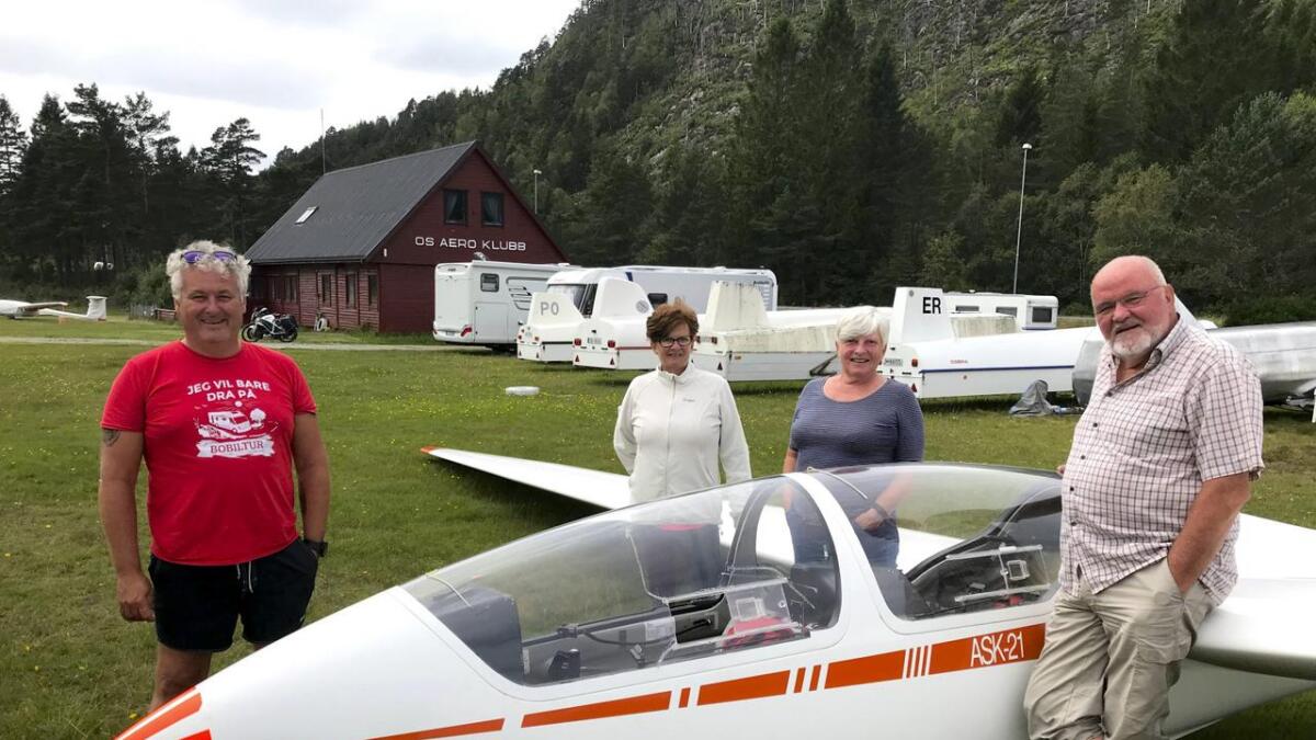 Leif Aasberg, kona Nina Heldal Aasberg, Berit Ulvatne og Leif Ulvatne koste seg på Vaksinen flyplass i helga.