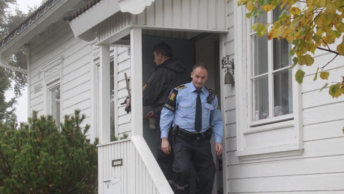 Politiet søker gjennom huset etter melding om mistenklig aktivitet.