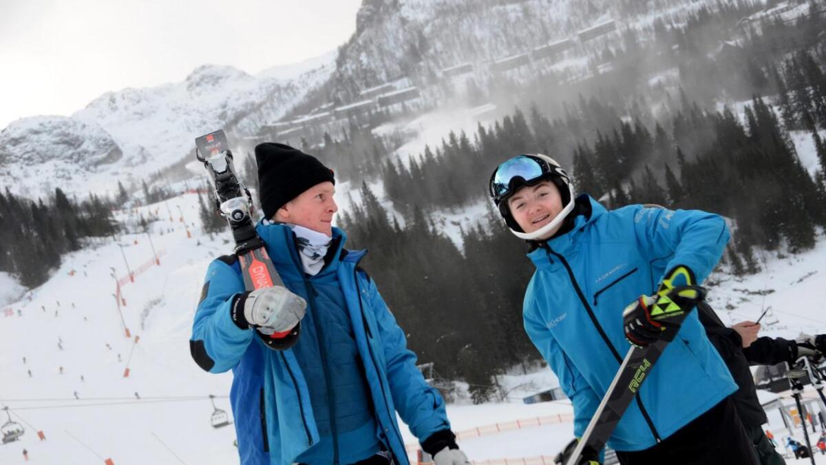 Jeger G. Halbjørhus (t.v.) og Mikkel Kirkebøen var debutantar under FIS-renna i Hemsedal i helga. No er alpinistane ferdige med barneskirenna for godt.