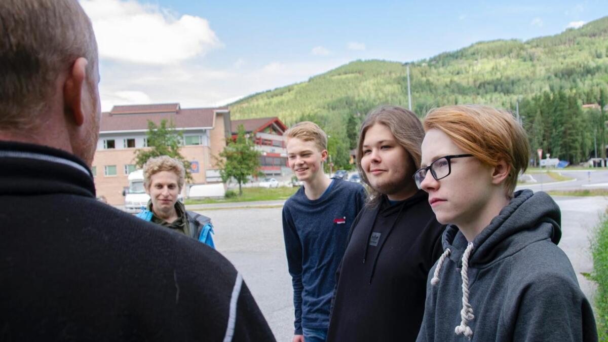 Lokal ungdom hjelper Pål Rørby å samle inn eventyr og segn frå Hallingdal. Her (f.v.) Ola Ulnes Flatåker (18), Per Olav Hagen Hallingstad (17), Sava D. Coldwell (18) og Rage Näslund Rørby (14).