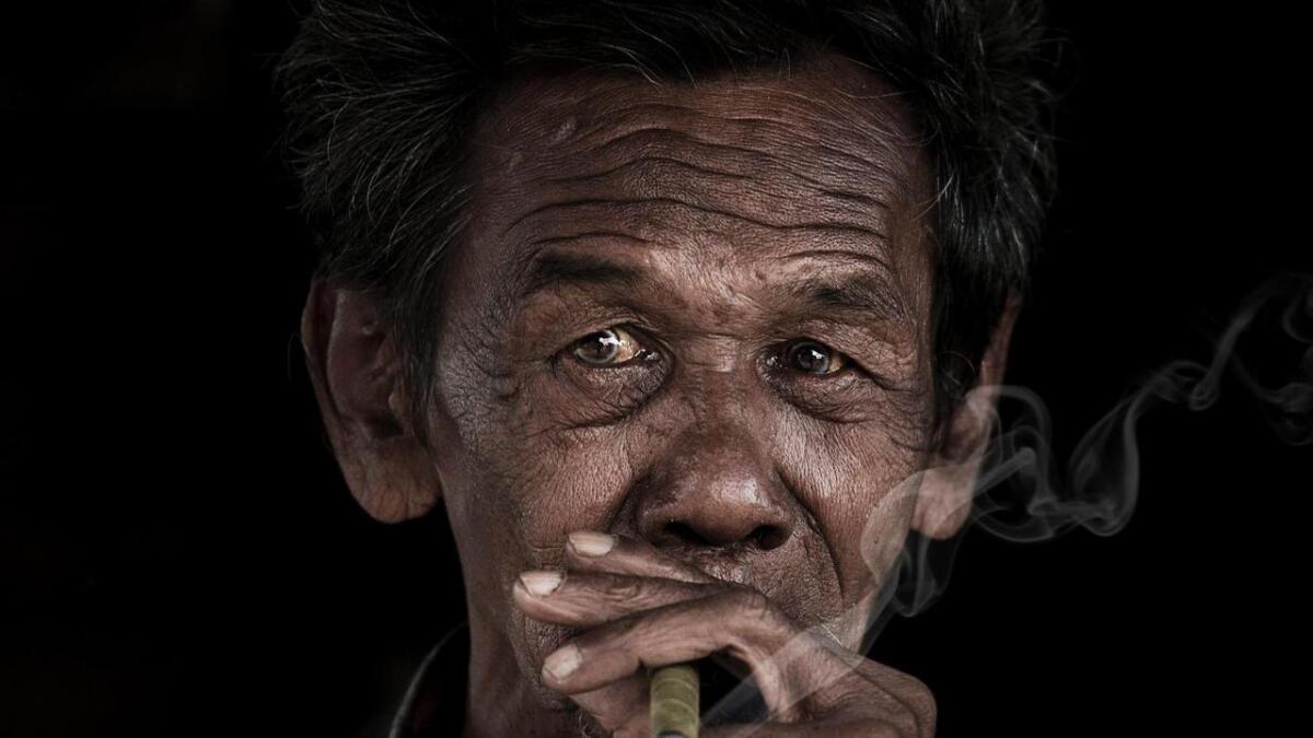Denne mannen tok seg nokre drag i eit skur ved kanten av Mont Popa som ligg midt i landet. Det blir stadig fleire eldre i Myanmar, men ingen veit kor mange dei er. Familiane tek hand om dei fleste, etter buddhistisk tradisjon.