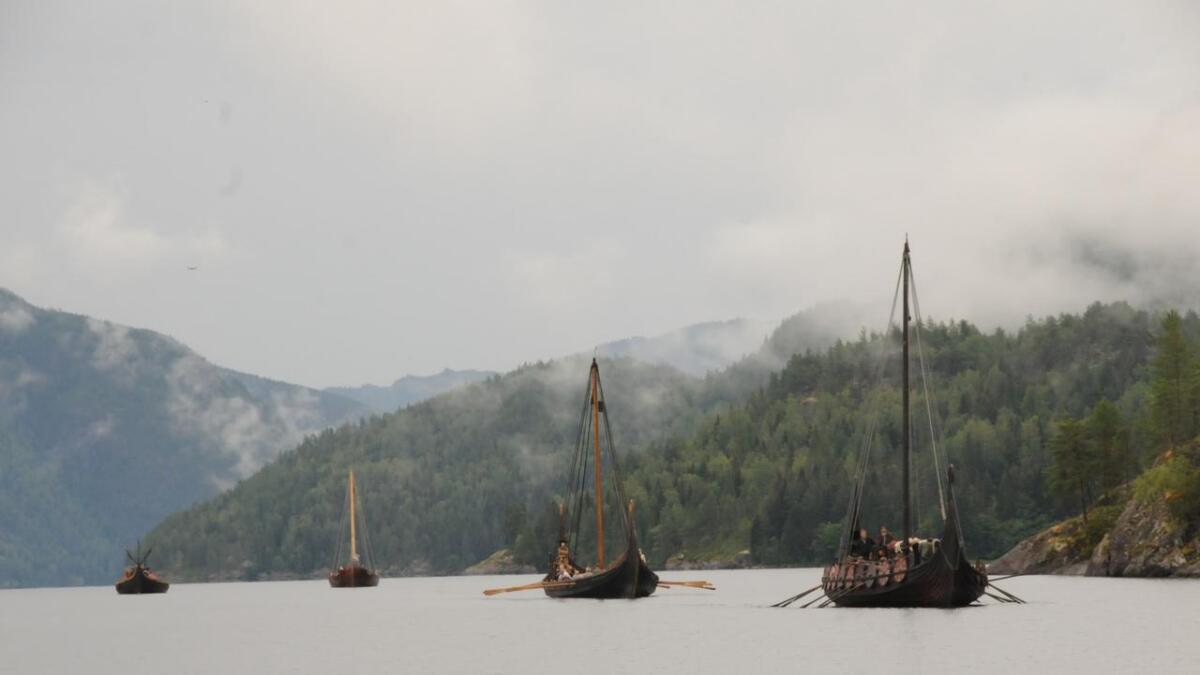 Fire vikingskip stevnar innover mot Kauphamaren på Eid.