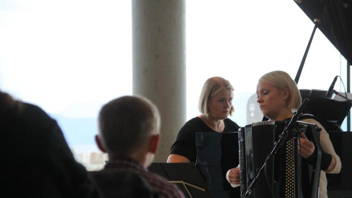 I april fekk komponistane ved Hauglands Session Studio E39 i oppdrag å skriva for pianist Inger-Kristine Riber og Heidi Luosujärvi (trekkspel).