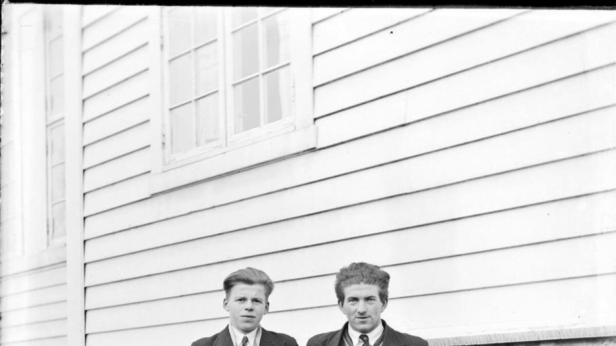 To gutar fotografert ved kyrkja på Sundvor.
