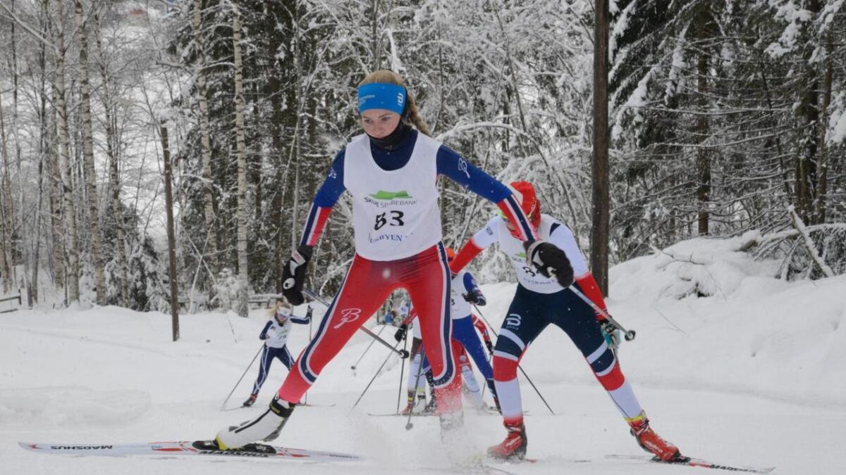 Synne Mæland-Herheim, Geilo vart dobbeltvinnar i 15-årsklassen i ØM. Gro Torsteinsrud (bak) tok bronse. Biletet er frå Beiasprinten tidlegare i vinter.