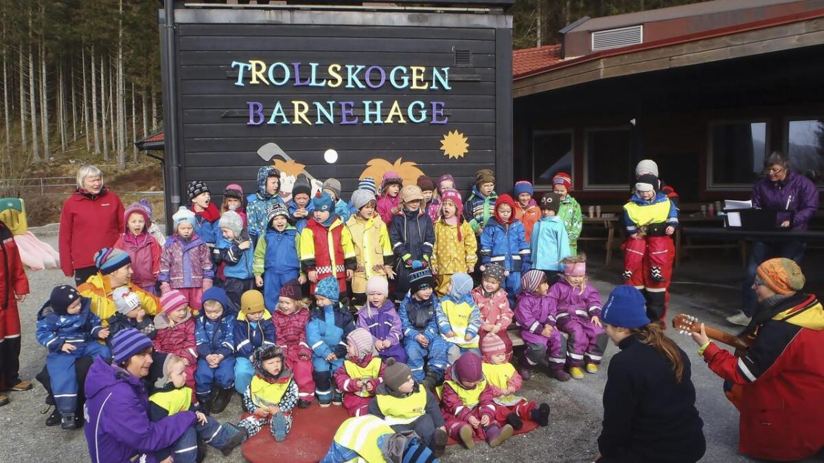 Tema for årets barnehagedag var leik og vennskap. Borna i Trollskogen barnehage song om det å vera i lag og det å ta vare på kvarandre.
