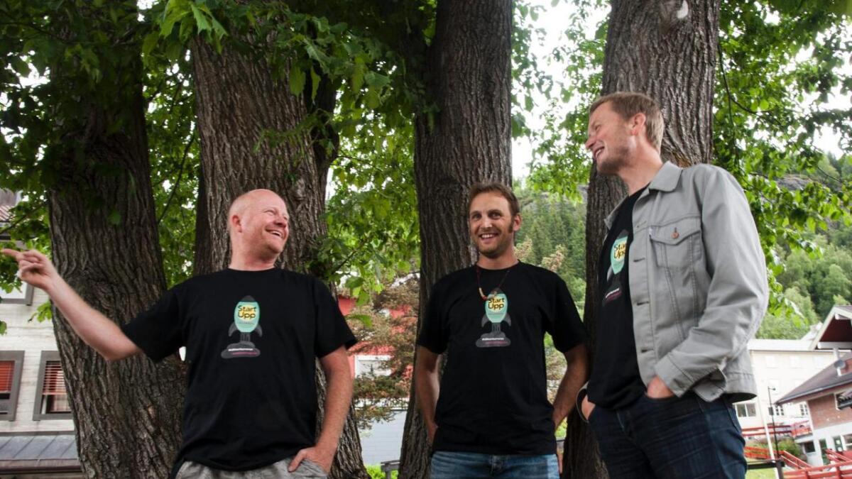Kristian Kvistad Holm (i midten) blir ny dagleg leiar i Ål Utvikling. På biletet er han saman med Arve Vannebo og Pål Rørby (t.v)  under fjorårets lansering av konkurransen StatUpp for unge gründarar.  (Arkiv