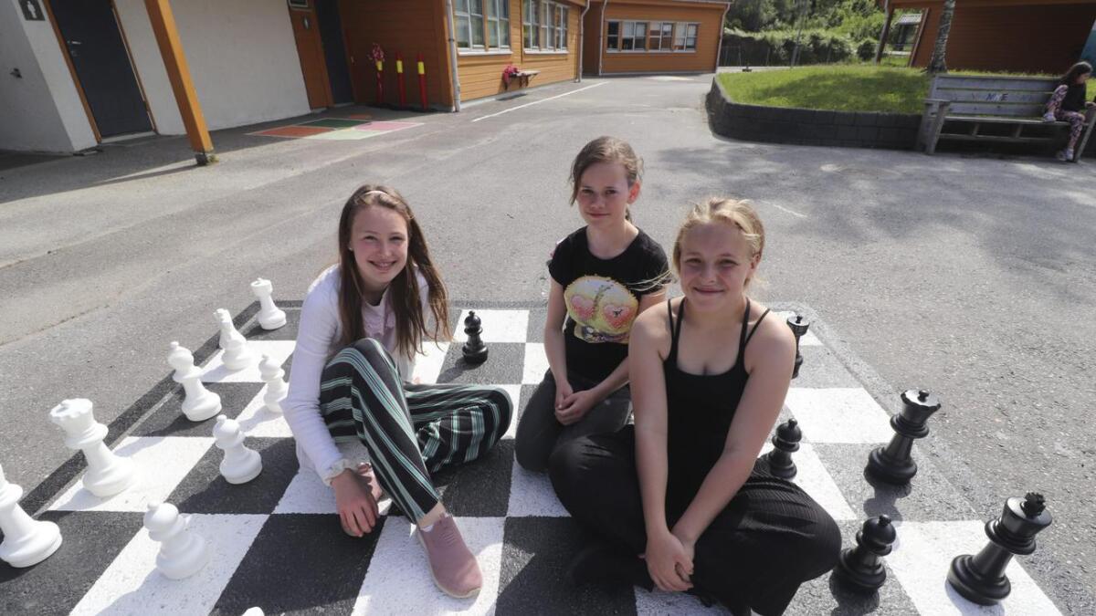 Marielle Henne Skjold, Maylin Kalberg Glover og Malene Stabben Solesvik spelte sjakk på det nymåla sjakkbrettet i skulegarden.