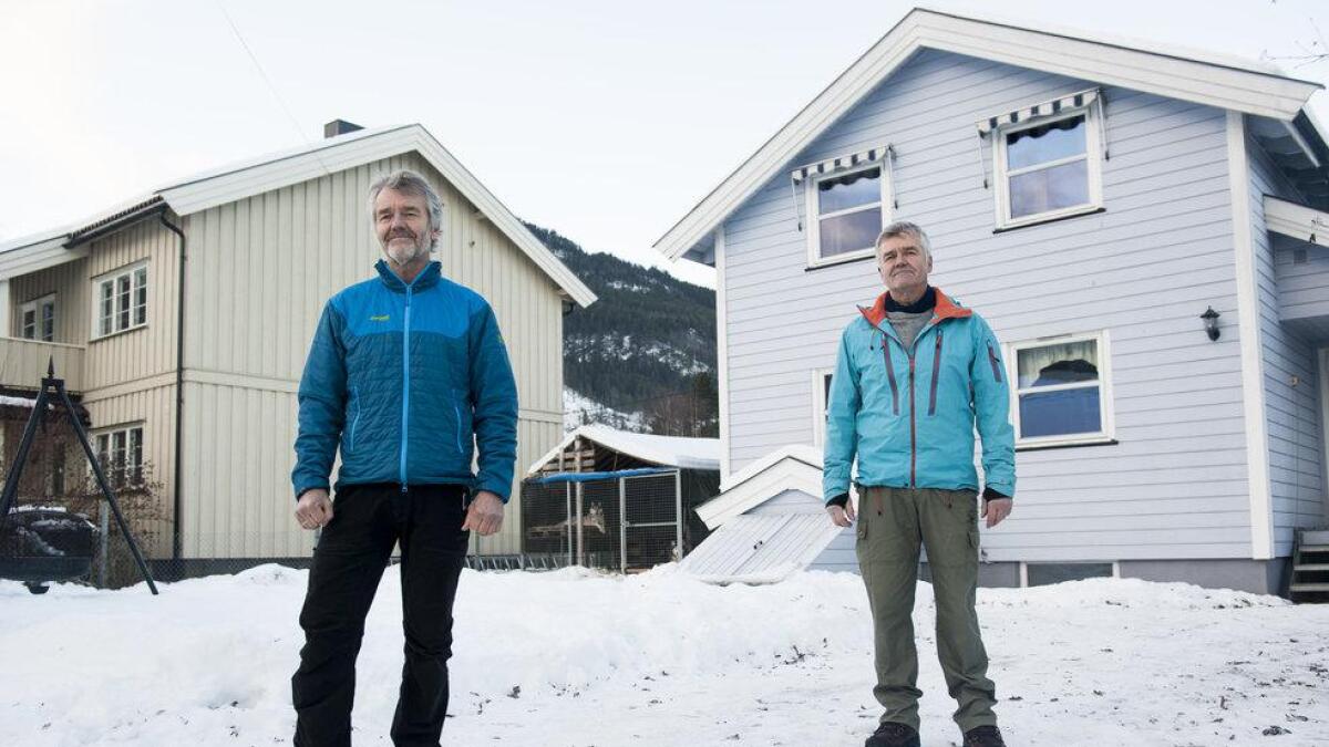 Ivar (t.v.) og Terje Sundsdal (60) har hus rett ved sida av kvarandre i Nesbyen.