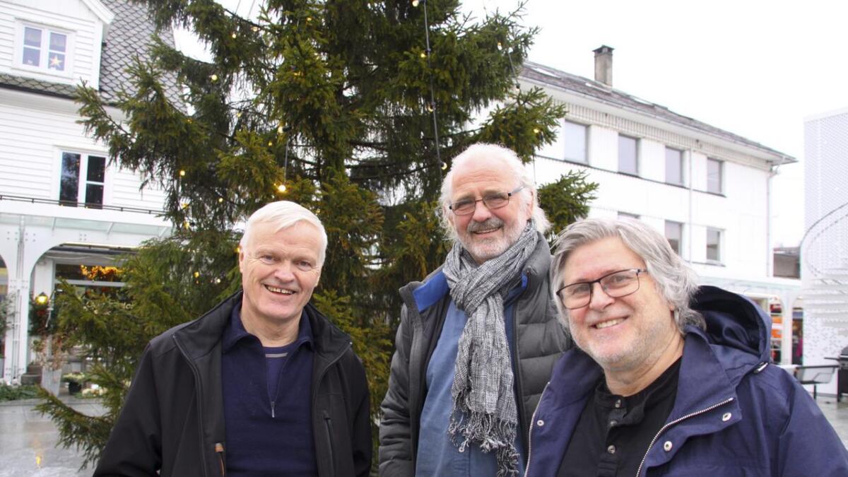 Arvid Tveit, Arne Mæland og Øyvind Hægland håpar og trur osingane har tid og overskot - sjølv midt i julestria - til å tenkja på dei som ikkje har det så bra.