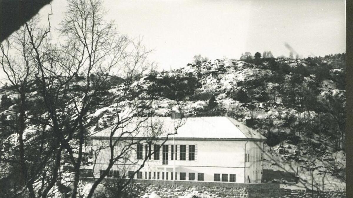Fjellheim i 1938 med «Skifabrikken» (Hjelle’s Ski og Kjelkefabrikk) i framgrunnen.